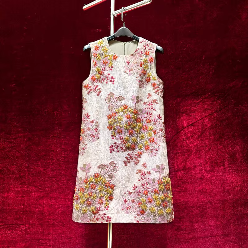 2025 New Luxury Retro Flower Jacquard Dress with Woven Bead Belly Coverage Elegant Button Decoration Direct Summer Sales